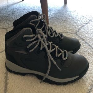 NWOT Colombia Women’s Hiking Shoes (7.5)